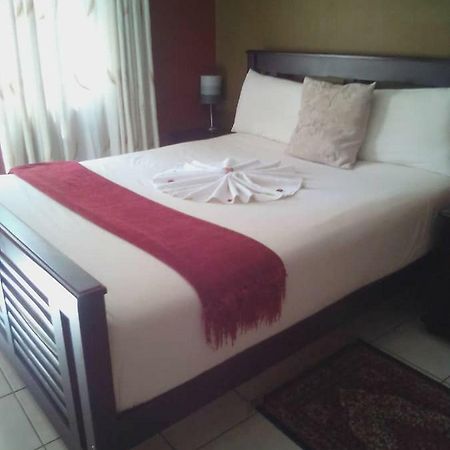 Sunny Delight Guest House Francistown Esterno foto