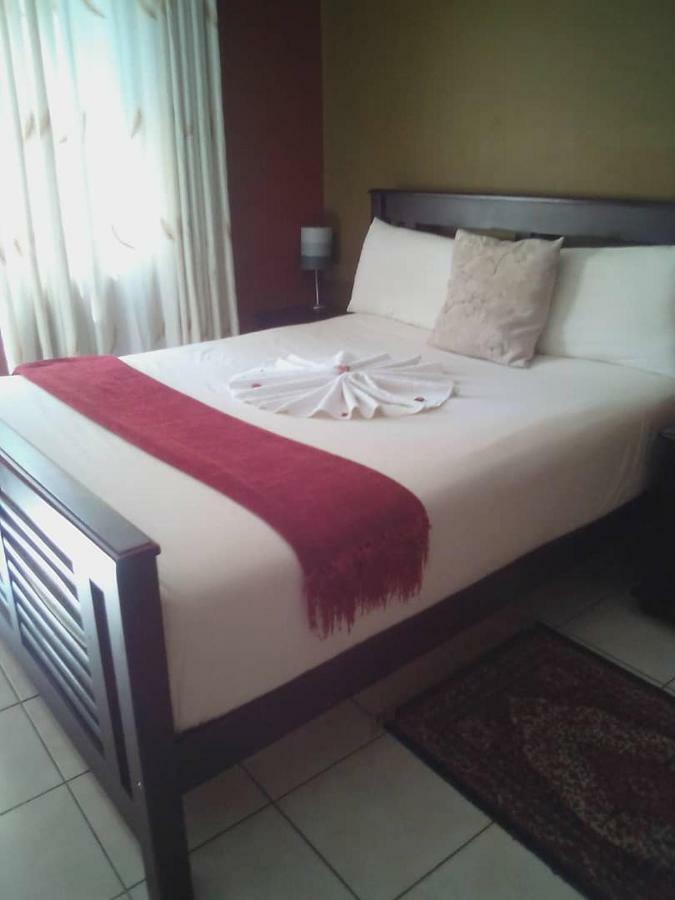 Sunny Delight Guest House Francistown Esterno foto